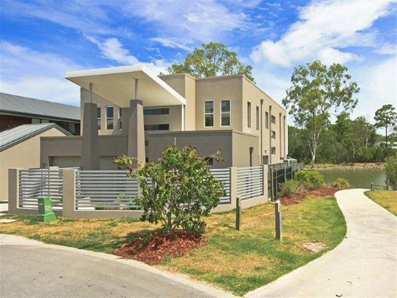 8 CAPE MARTIN Lane, Varsity Lakes QLD 4227