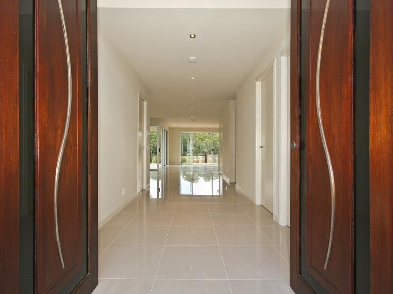 8 CAPE MARTIN Lane, Varsity Lakes QLD 4227