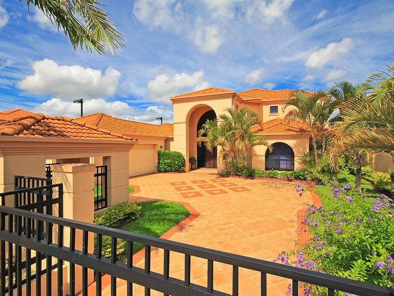 37 Sir Bruce Small Boulevard, Benowa QLD 4217