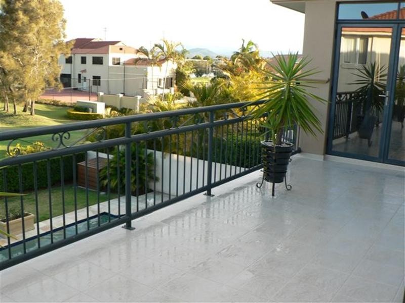41 MEADOWLAKE Drive, Carrara QLD 4211