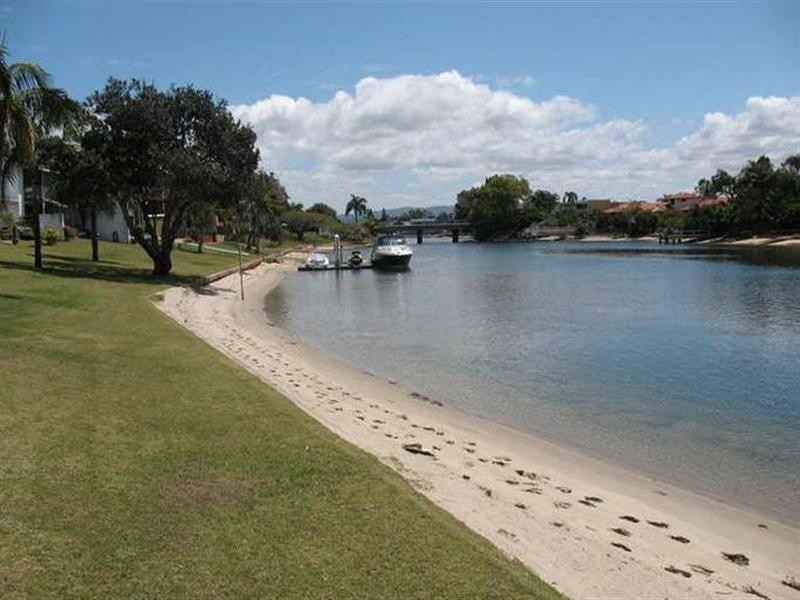 15 Hooker Boulevard, Broadbeach Waters QLD 4218