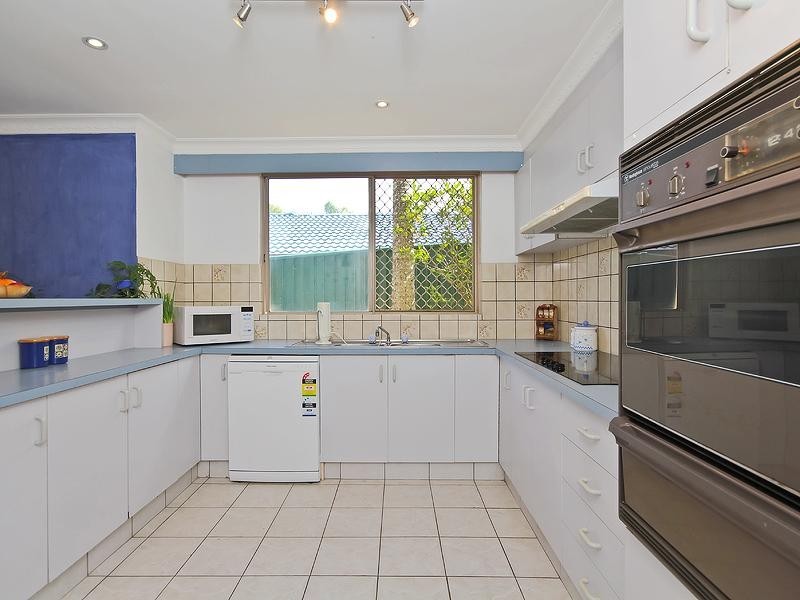 16 Lakeridge Drive, Varsity Lakes QLD 4227