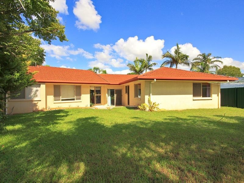 16 Lakeridge Drive, Varsity Lakes QLD 4227