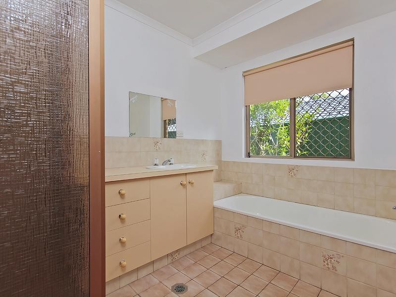 16 Lakeridge Drive, Varsity Lakes QLD 4227