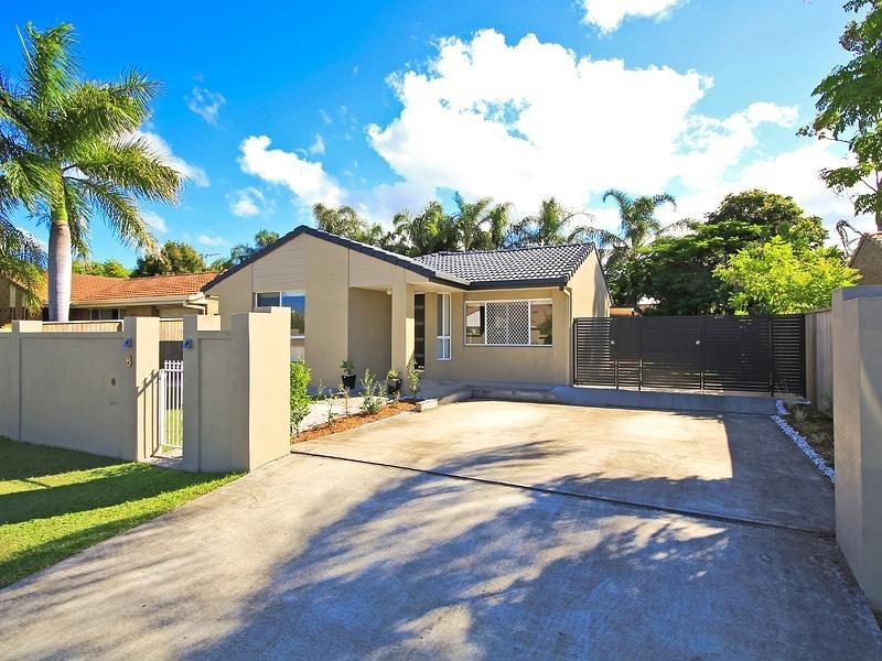 8 Southlake Drive, Varsity Lakes QLD 4227