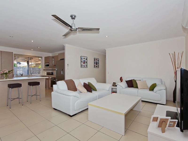 8 Southlake Drive, Varsity Lakes QLD 4227