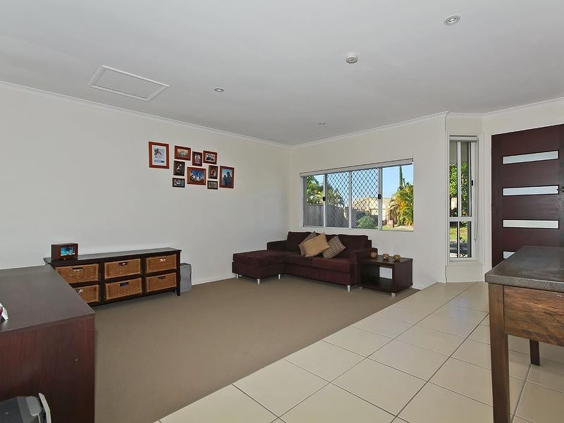 8 Southlake Drive, Varsity Lakes QLD 4227