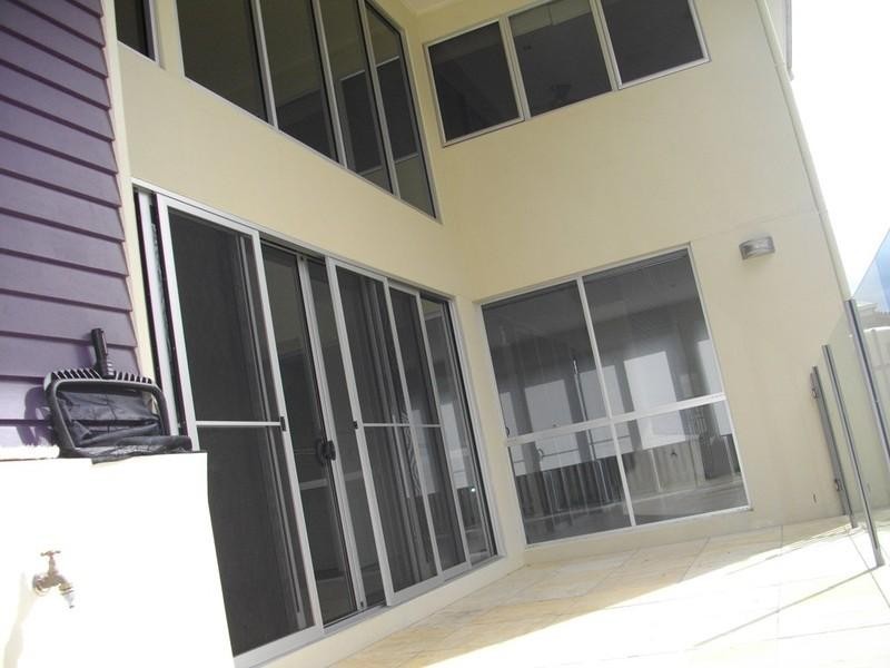 4 Isola Lane, Varsity Lakes QLD 4227