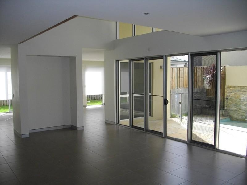 4 Isola Lane, Varsity Lakes QLD 4227