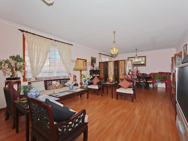 19 De Haviland Avenue, Benowa QLD 4217