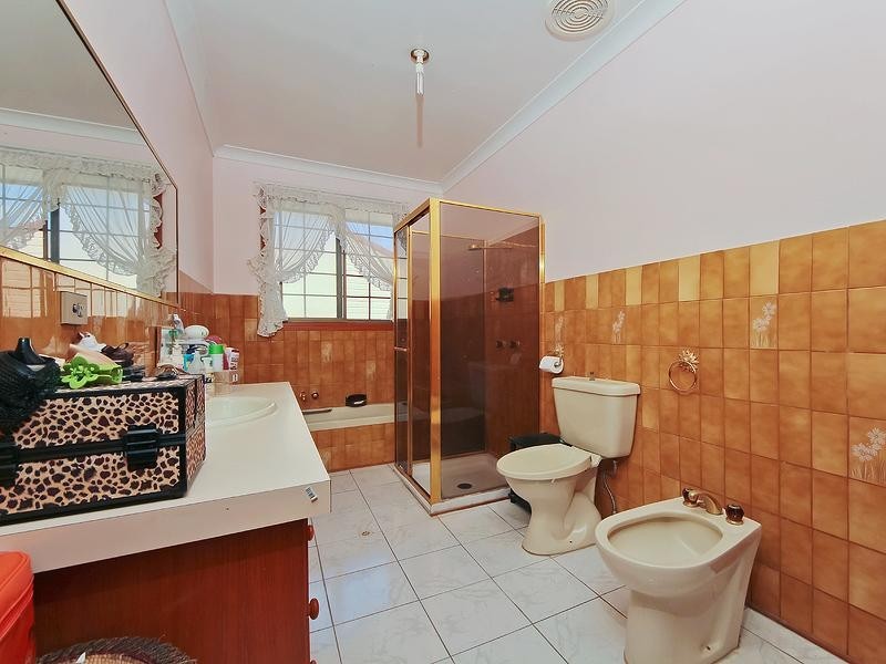 19 De Haviland Avenue, Benowa QLD 4217
