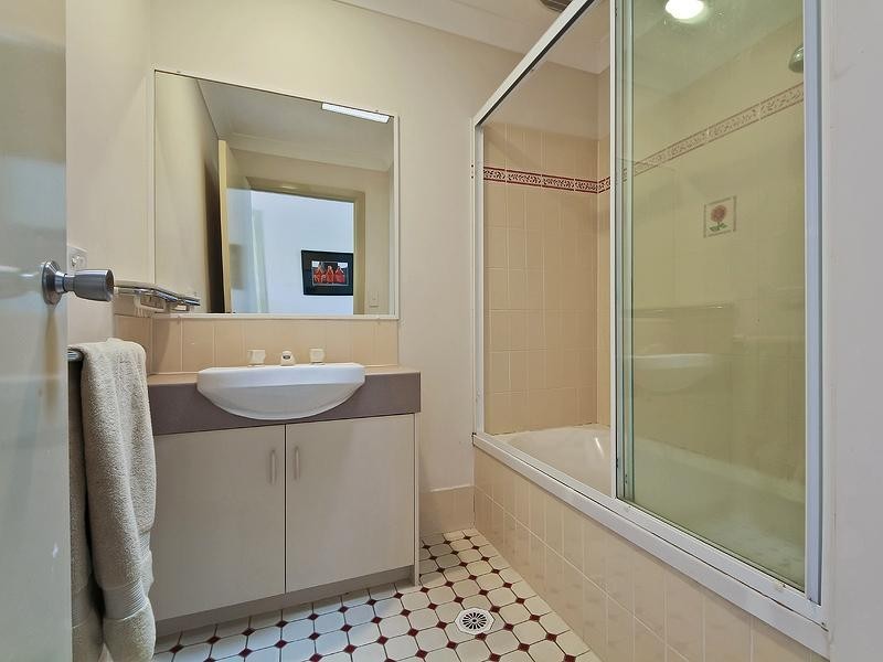 77/7 Santa Cruz Boulevard, Clear Island Waters QLD 4226