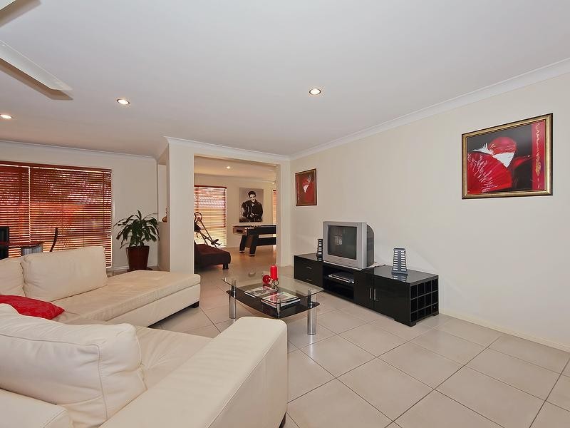 18 Zane Street, Ashmore QLD 4214