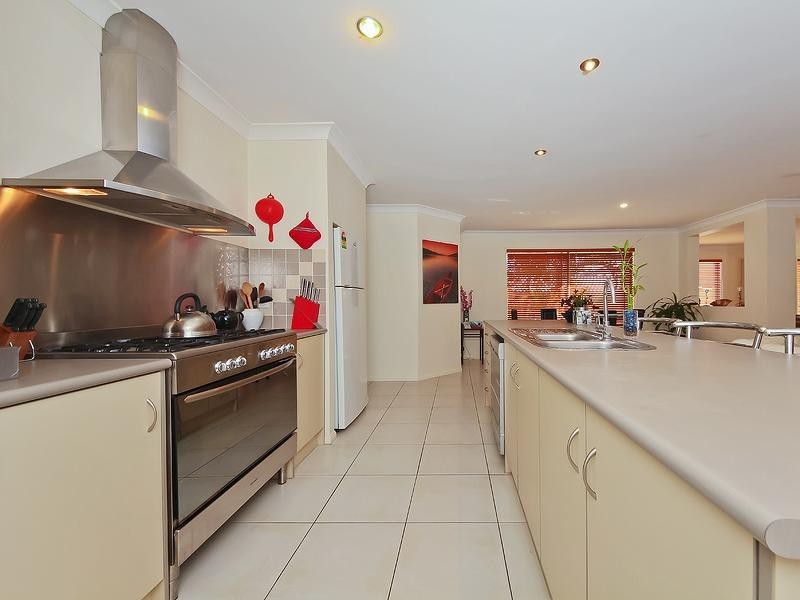 18 Zane Street, Ashmore QLD 4214