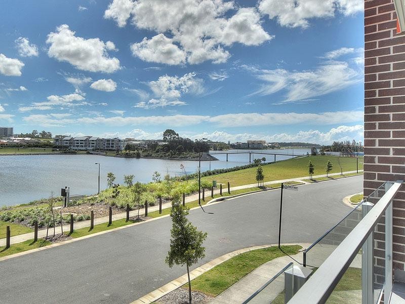 12 South Bay Drive, Varsity Lakes QLD 4227