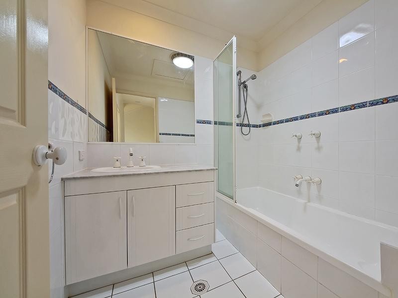 3/125 Santa Cruz Boulevard, Clear Island Waters QLD 4226