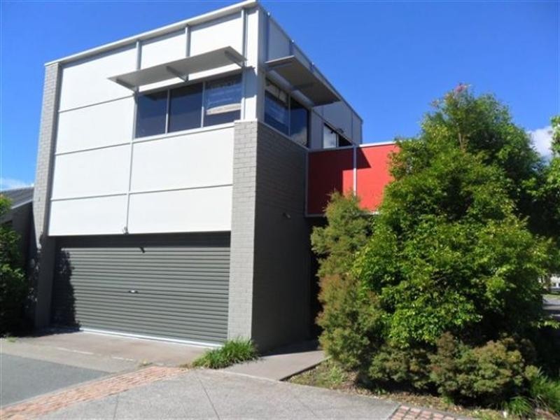 2 Watts Drive, Varsity Lakes QLD 4227