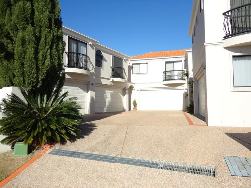 2/8 Blue Ridge Crescent, Varsity Lakes QLD 4227