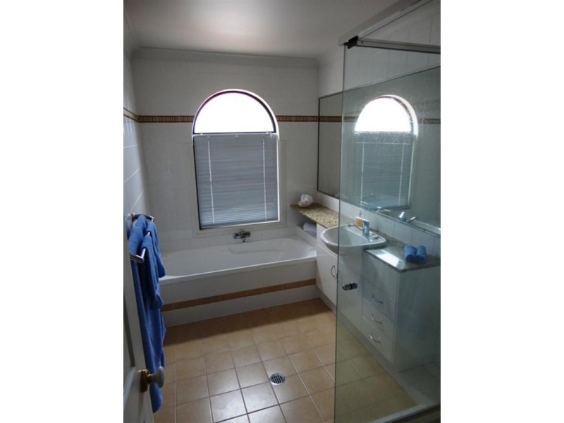 2/8 Blue Ridge Crescent, Varsity Lakes QLD 4227