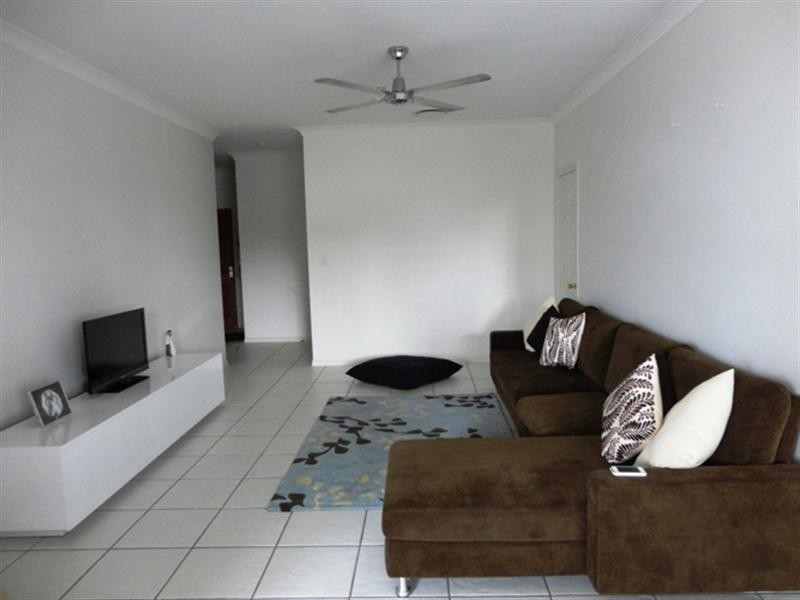 2/8 Blue Ridge Crescent, Varsity Lakes QLD 4227