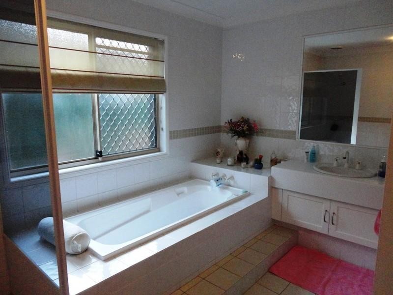 42 Beauty Point Drive, Robina QLD 4226