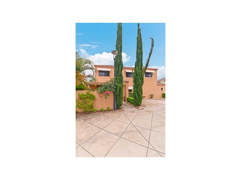 2/27 Beachcomber Court, Burleigh Waters QLD 4220