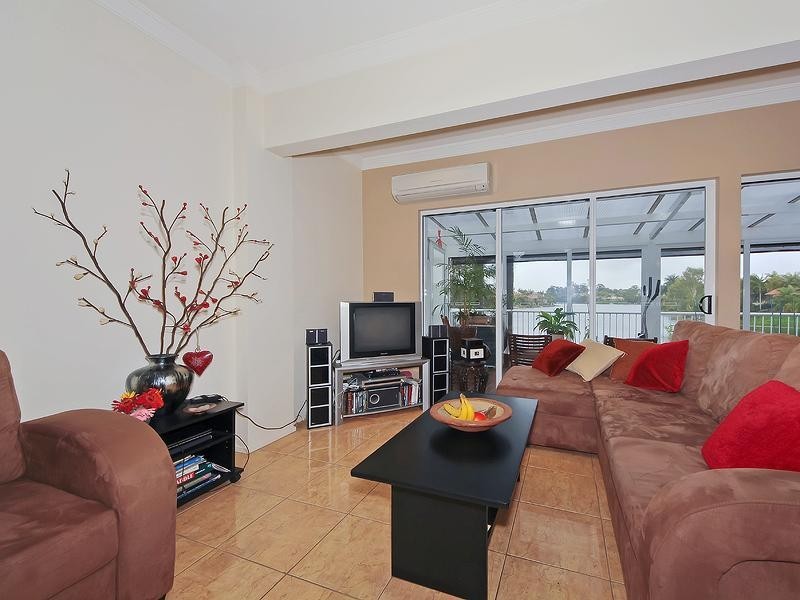 2/15 Dandenong Terrace, Robina QLD 4226