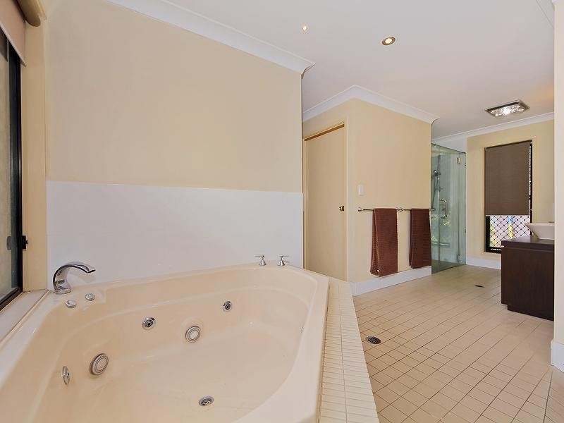 32 Kerria Crescent, Ashmore QLD 4214