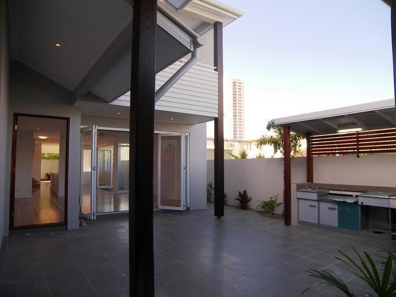 2/3 Banksia Broadway, Burleigh Heads QLD 4220