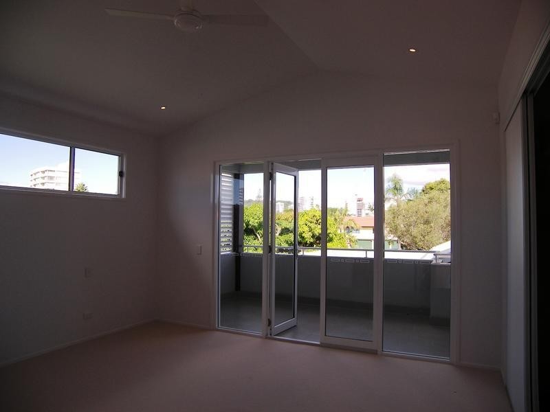 2/3 Banksia Broadway, Burleigh Heads QLD 4220