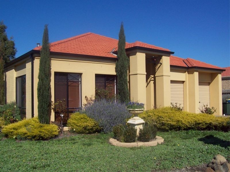 35 AUGUSTA Way, Hidden Valley VIC 3756