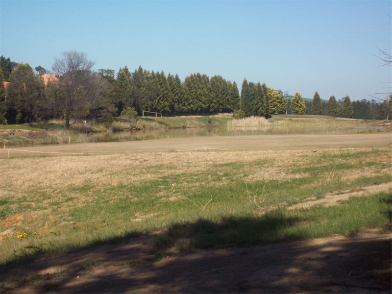 35 AUGUSTA Way, Hidden Valley VIC 3756