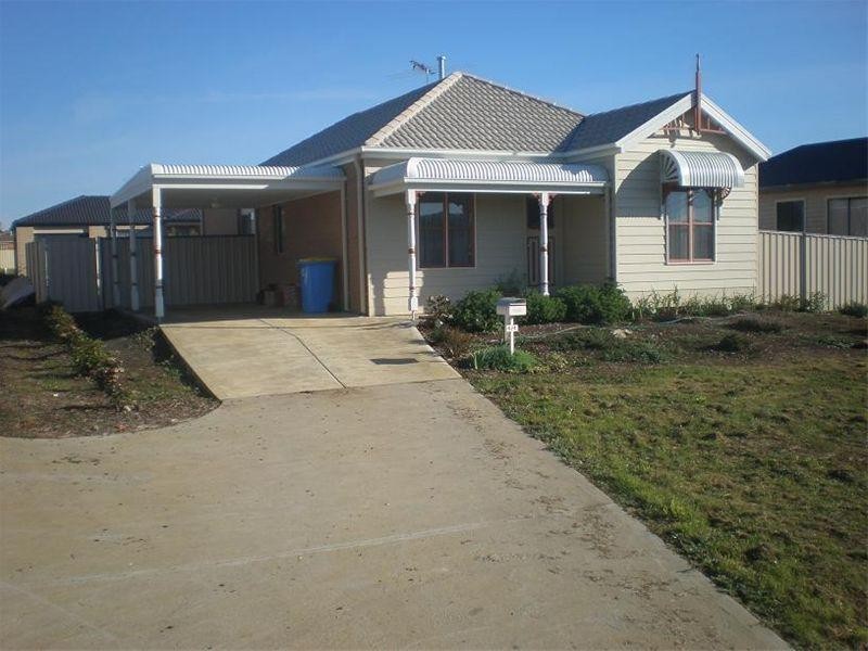 4/4 thompson Place, Kilmore VIC 3764