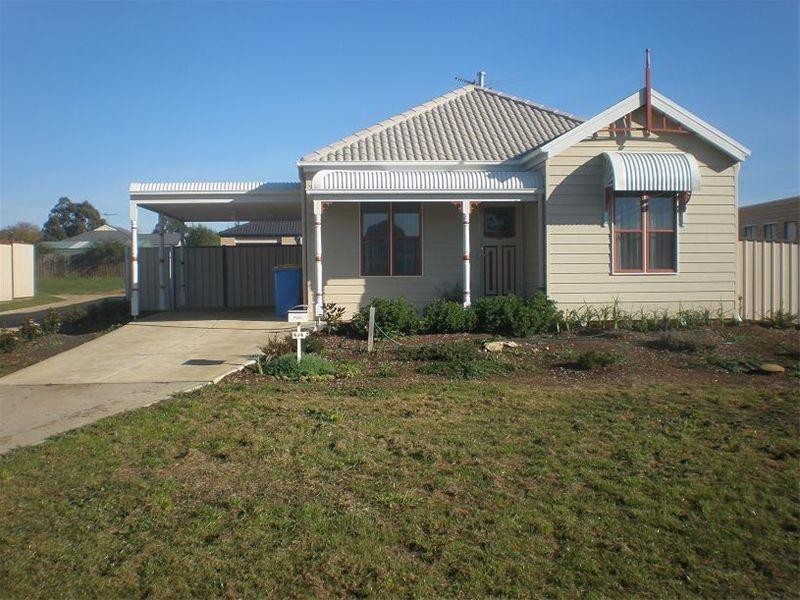 4/4 thompson Place, Kilmore VIC 3764