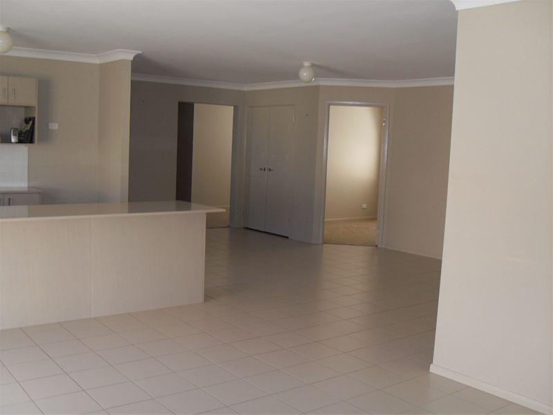 17 Lakeaire Circuit, Cameron Park NSW 2285