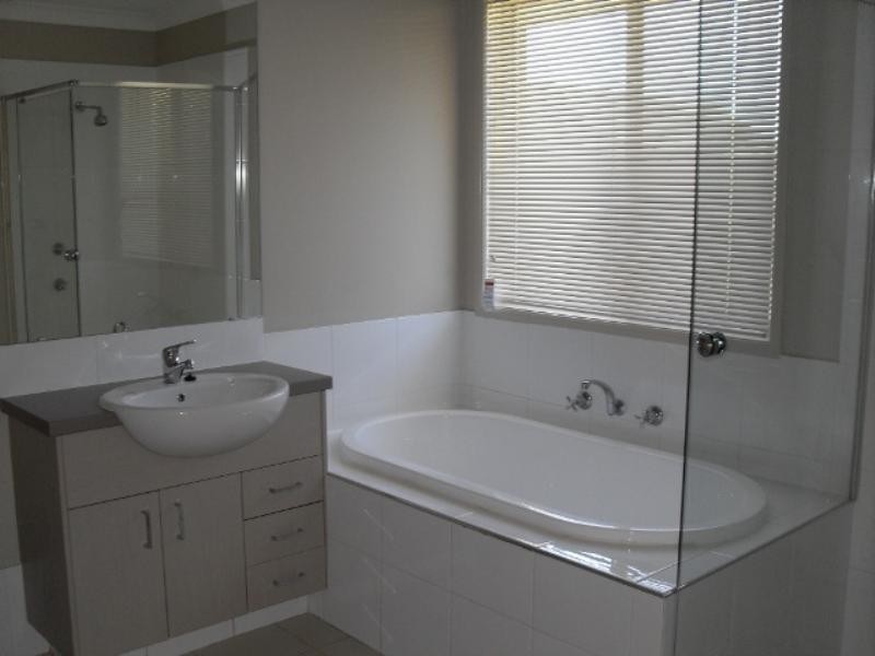 17 Lakeaire Circuit, Cameron Park NSW 2285