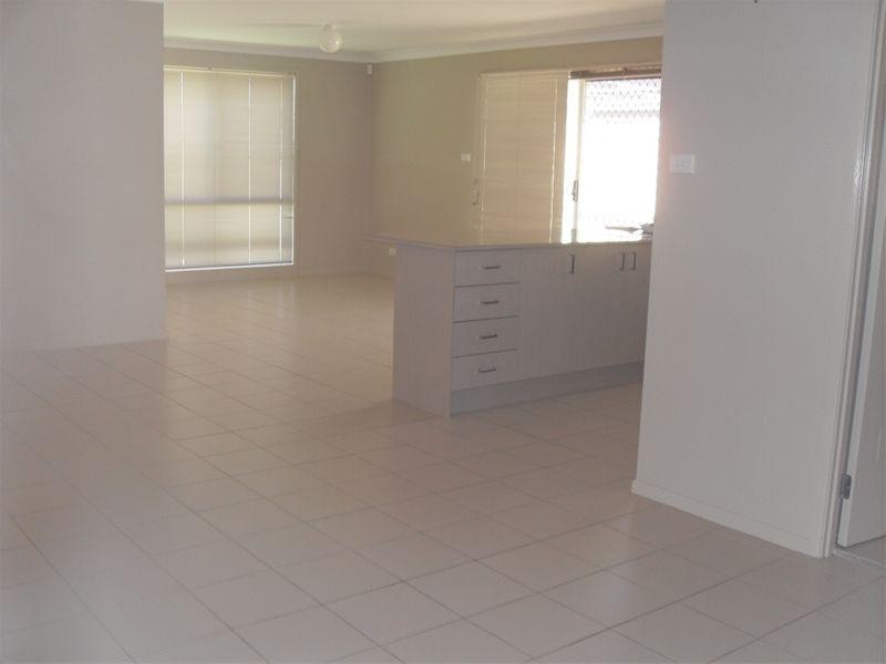 17 Lakeaire Circuit, Cameron Park NSW 2285