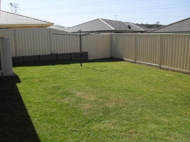 17 Lakeaire Circuit, Cameron Park NSW 2285