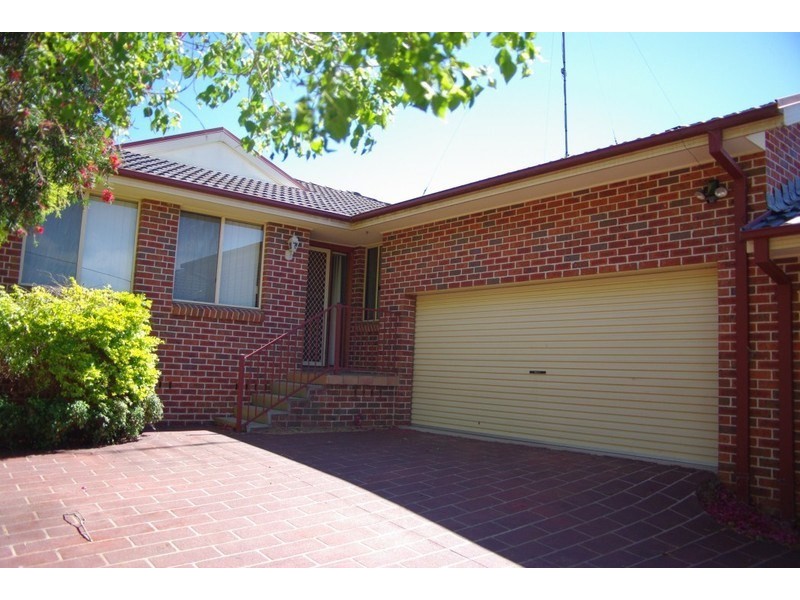 2/11 STRONG Place, Richmond NSW 2753
