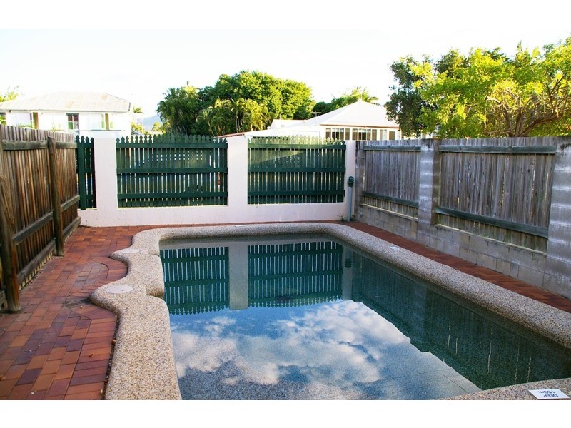 2/8 Gleeson Street, Hermit Park QLD 4812