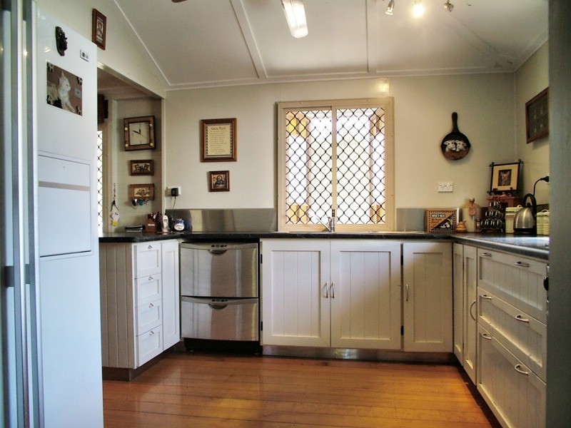 12 Ninth Avenue, Railway Estate QLD 4810