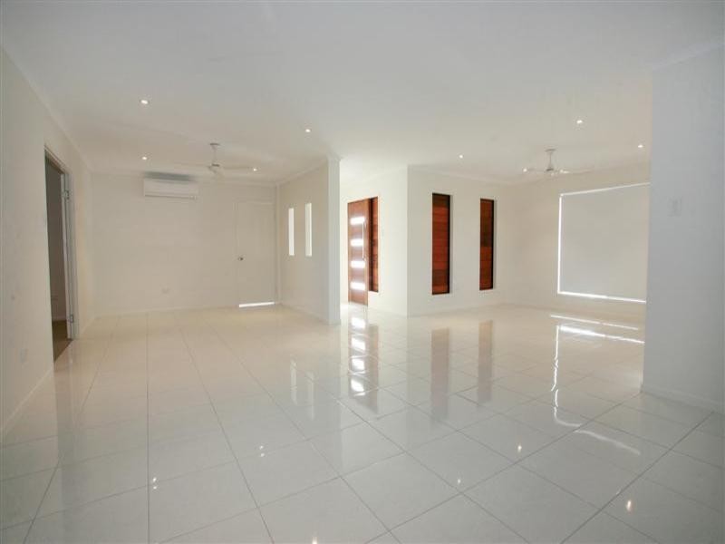 8 Sunrise Pocket FAIRFIELD WATERS, Idalia QLD 4811