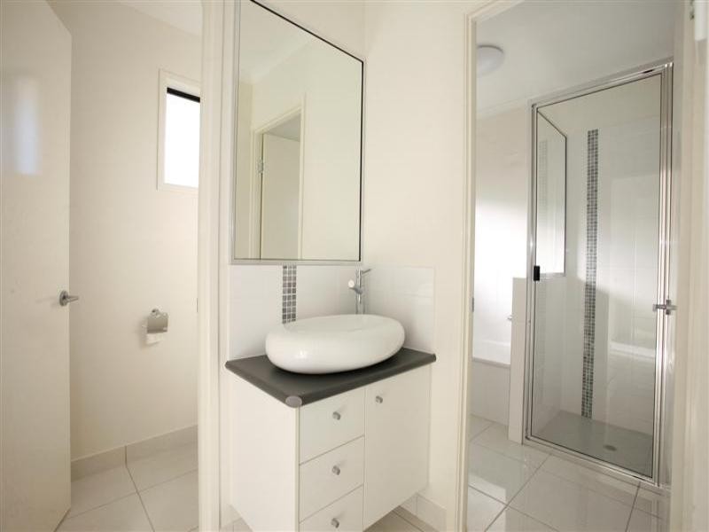 8 Sunrise Pocket FAIRFIELD WATERS, Idalia QLD 4811