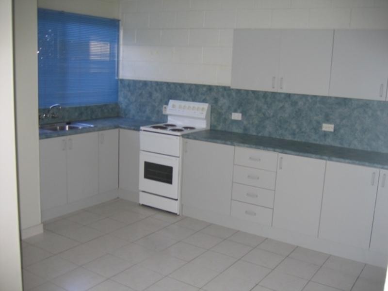 2/174 Harold Street, West End QLD 4810