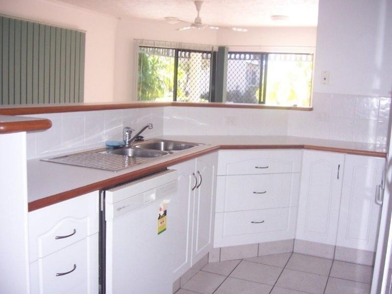 2/106 Eyre Street, North Ward QLD 4810