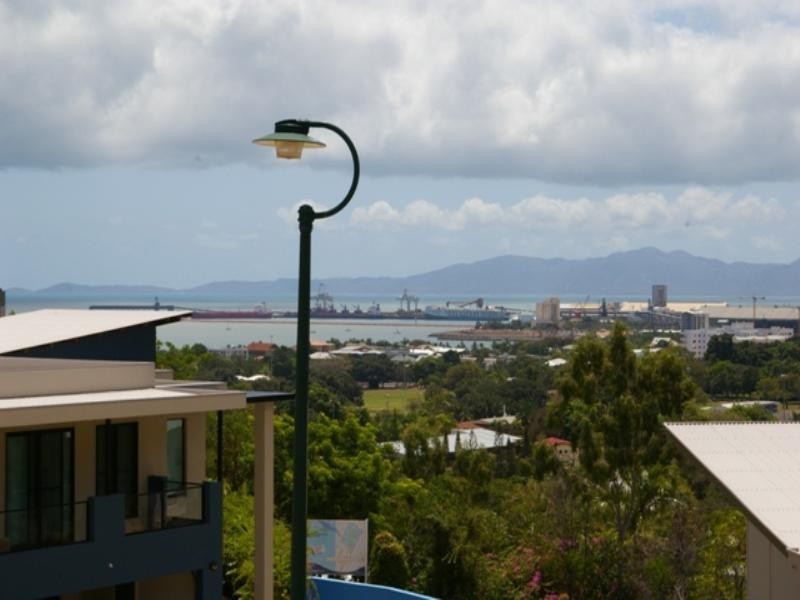 2 Toorak Place, Castle Hill QLD 4810