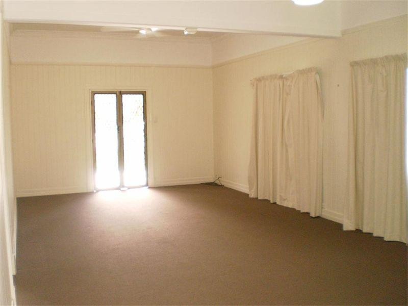 11 Whyte Street, Hermit Park QLD 4812