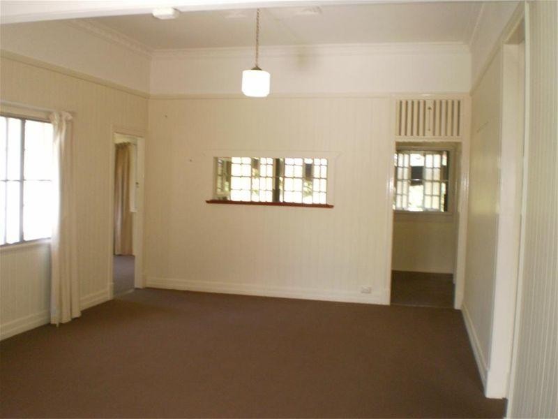 11 Whyte Street, Hermit Park QLD 4812
