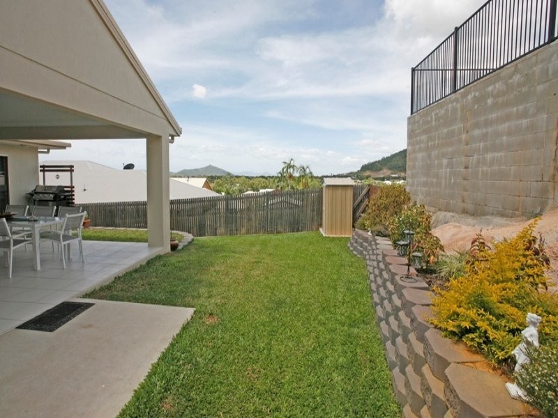 8 Palomar Court, Mount Louisa QLD 4814