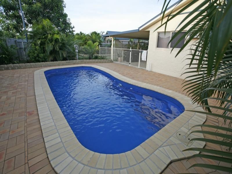 1 Gernika Court, Bushland Beach QLD 4818